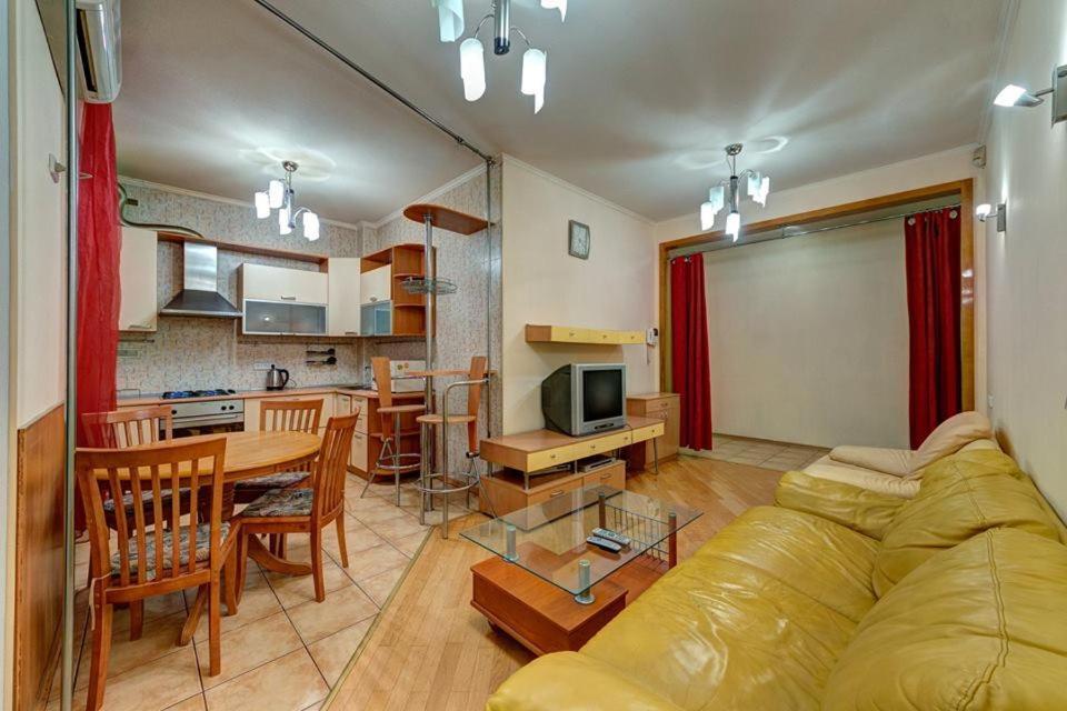 Apartments On Shota Rustaveli Kyiv Exterior photo